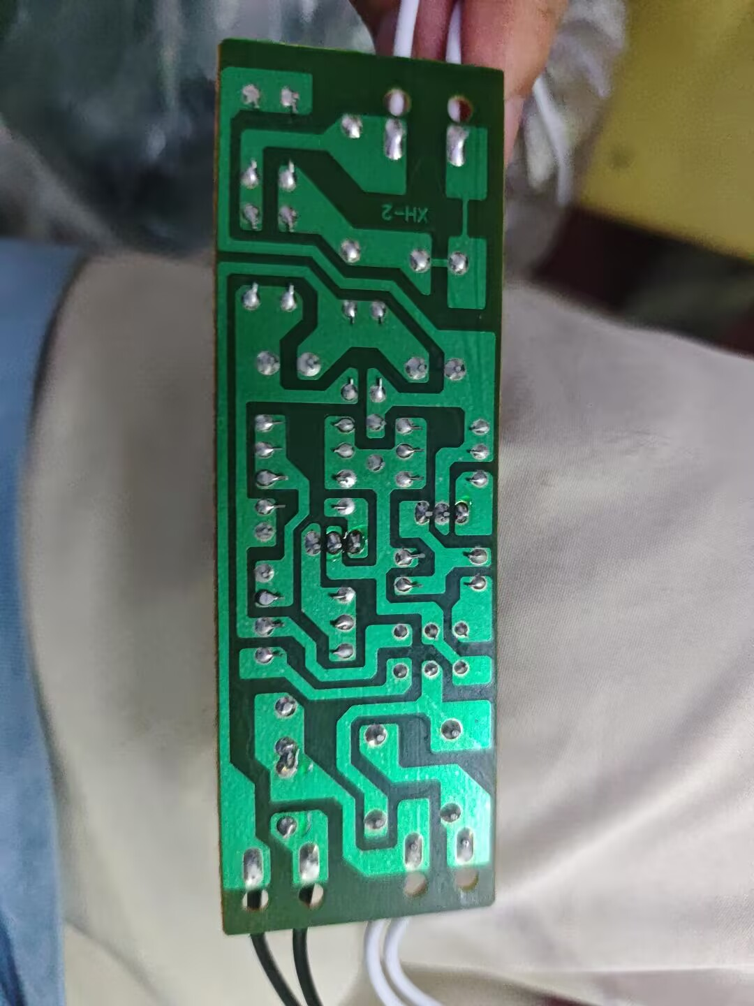 原板背面照片：用于交叉核对铜皮和焊点，未按颜色抠除黑色细节。
